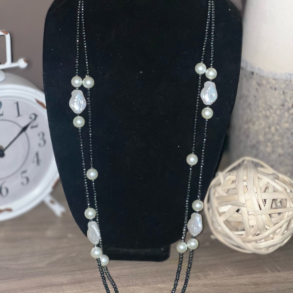 Sophisticated Black and Pearl Necklace